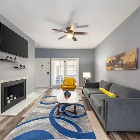 Gated 2Br Townhouse, Pool & Patio, Near Museums Apartment
